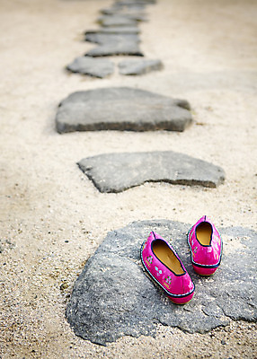 포토 JPG 주간 전통 길 신발 전통소품 사람없음 야외 아웃포커스 돌_바위 오브젝트 한켤레 꽃신 돌길 국내포토 자연요소 1 촬영기법 파일형식