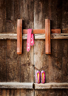 포토 JPG 전통 신발 전통소품 사람없음 문 오브젝트 대문 한켤레 꽃신 댕기 국내포토 1 파일형식