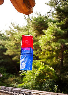 포토 JPG 주간 전통 전통소품 사람없음 야외 아웃포커스 오브젝트 청사초롱 처마 국내포토 자연요소 촬영기법 초롱 파일형식