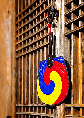 포토 JPG 전통 전통소품 사람없음 부채 오브젝트 태극선 전통부채 창호문 국내포토 문 파일형식