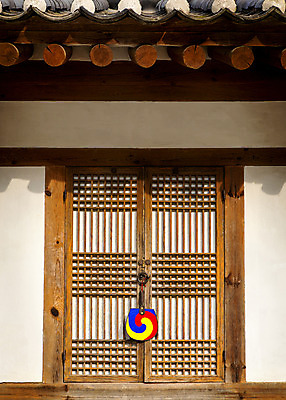 포토 JPG 주간 전통 한옥 전통소품 사람없음 야외 문 부채 오브젝트 태극선 전통부채 창호문 국내포토 자연요소 한국전통 고건축 파일형식