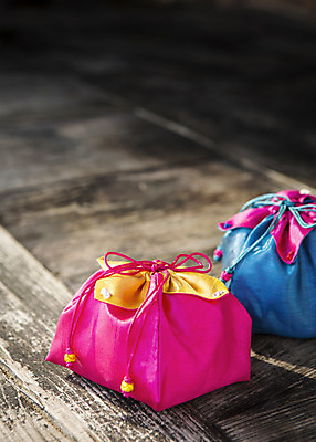 포토 JPG 전통 리본 포장 전통소품 선물포장 선물 사람없음 아웃포커스 선물상자 보자기 오브젝트 국내포토 촬영기법 상자 파일형식 천_직물