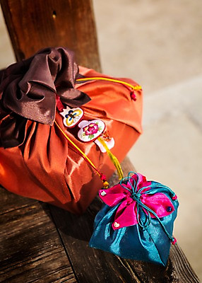 포토 JPG 주간 전통 리본 포장 전통소품 선물포장 선물 사람없음 야외 아웃포커스 선물상자 보자기 오브젝트 국내포토 자연요소 촬영기법 상자 파일형식 천_직물