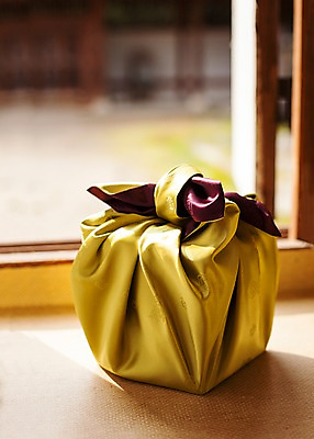 포토 JPG 전통 리본 포장 전통소품 선물포장 선물 사람없음 아웃포커스 선물상자 보자기 오브젝트 국내포토 촬영기법 상자 파일형식 천_직물