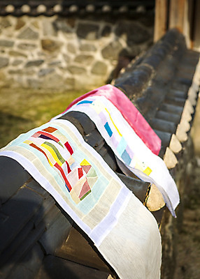 포토 JPG 주간 전통 전통소품 사람없음 야외 아웃포커스 담장 오브젝트 조각보 국내포토 자연요소 촬영기법 보자기_천 파일형식