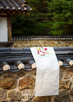 포토 JPG 주간 전통 전통소품 사람없음 야외 담장 오브젝트 조각보 국내포토 자연요소 보자기_천 파일형식