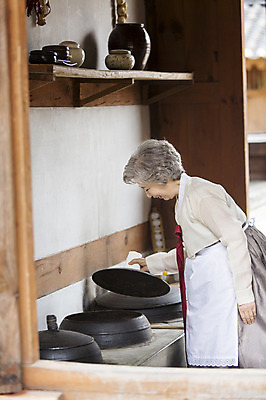 포토 JPG 여자 노년 할머니 요리 한명 서기 들기 사람 동양인 상반신 옆모습 주방 앞치마 한국인 60대 가마솥 한복 솥뚜껑 음식준비 여자만 여자한명만 노인만 노인여자만 노인여자한명만 국내포토 1 한국전통 뷰포인트 모션 인종 성인 솥 전통의상 준비 성인만 파일형식