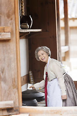 포토 JPG 여자 노년 할머니 요리 한명 서기 웃음 들기 사람 동양인 상반신 옆모습 주방 앞치마 한국인 60대 가마솥 한복 솥뚜껑 음식준비 여자만 여자한명만 노인만 노인여자만 노인여자한명만 국내포토 1 한국전통 뷰포인트 모션 표정 인종 성인 솥 전통의상 준비 성인만 파일형식