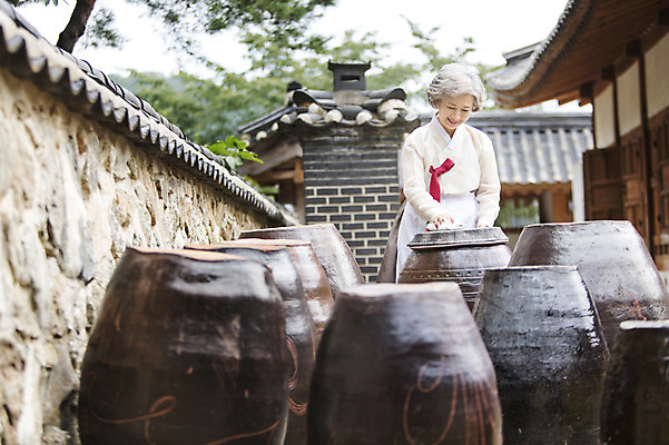 포토 JPG 주간 여자 노년 할머니 한명 서기 웃음 사람 동양인 상반신 야외 앞치마 한국인 항아리 60대 한복 닦기 여자만 여자한명만 노인만 노인여자만 노인여자한명만 국내포토 자연요소 1 한국전통 모션 표정 인종 성인 도자기 전통의상 성인만 파일형식