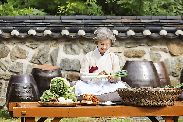 포토 JPG 주간 여자 노년 할머니 식재료 고추 양파 김치 한명 웃음 들기 사람 앉기 동양인 야외 담장 바구니 앞치마 한국인 60대 한복 배추 배추김치 평상 김장 파 김장재료 여자만 여자한명만 노인만 노인여자만 노인여자한명만 국내포토 자연요소 1 한국전통 한식 채소 모션 표정 인종 성인 전통의상 성인만 파일형식