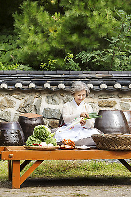포토 JPG 주간 여자 노년 할머니 식재료 고추 양파 김치 한명 웃음 사람 앉기 동양인 야외 담장 바구니 앞치마 한국인 60대 한복 배추 평상 김장 파 김장재료 여자만 여자한명만 노인만 노인여자만 노인여자한명만 국내포토 자연요소 1 한국전통 한식 채소 모션 표정 인종 성인 전통의상 성인만 파일형식
