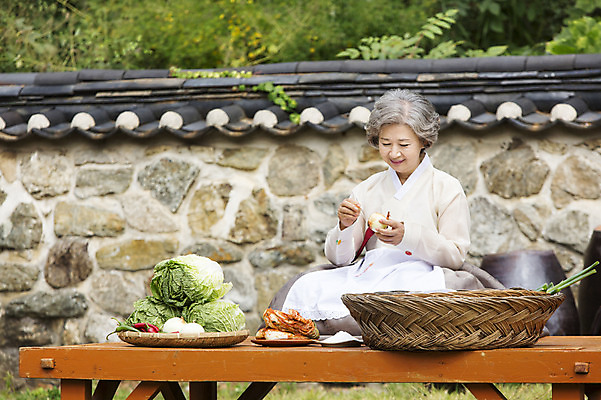 포토 JPG 주간 여자 노년 할머니 식재료 고추 양파 김치 한명 웃음 들기 사람 앉기 동양인 야외 담장 바구니 앞치마 한국인 60대 한복 배추 평상 김장 김장재료 여자만 여자한명만 노인만 노인여자만 노인여자한명만 국내포토 자연요소 1 한국전통 한식 채소 모션 표정 인종 성인 전통의상 성인만 파일형식