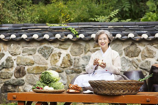 포토 JPG 주간 여자 노년 할머니 채소 식재료 고추 양파 김치 한명 웃음 들기 사람 앉기 동양인 상반신 야외 담장 바구니 앞치마 한국인 60대 한복 배추 배추김치 평상 김장 김장재료 여자만 여자한명만 노인만 노인여자만 노인여자한명만 국내포토 자연요소 1 한국전통 한식 모션 표정 인종 성인 전통의상 성인만 파일형식