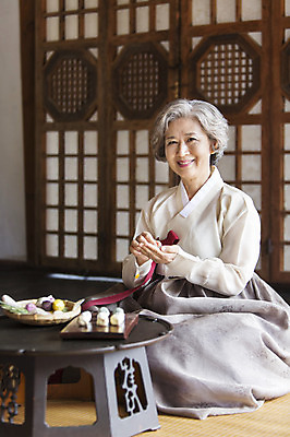 포토 JPG 한국문화 여자 명절 노년 전통문화 할머니 가족 실내 한명 웃음 사람 앉기 동양인 추석 한국인 60대 한복 송편 송편빚기 여자만 여자한명만 노인만 노인여자만 노인여자한명만 국내포토 1 동양문화 한국전통 전통 기념일 문화 관계 모션 떡 한국 표정 인종 성인 내부 전통의상 요리중 성인만 파일형식