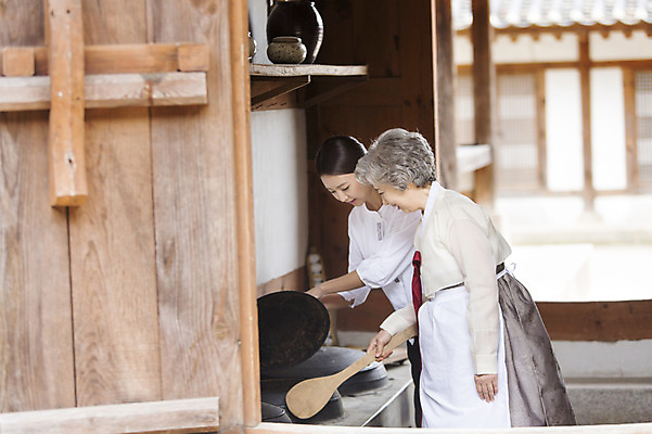 포토 JPG 여자 노년 할머니 가족 엄마 요리 서기 들기 사람 동양인 상반신 성인 두명 옆모습 아웃포커스 30대 주방 앞치마 한국인 60대 가마솥 한복 며느리 주걱 시어머니 솥뚜껑 음식준비 여자만 성인여자만 성인만 국내포토 한국전통 뷰포인트 관계 모션 주방용품 촬영기법 인종 장년 솥 전통의상 준비 파일형식 시부모님
