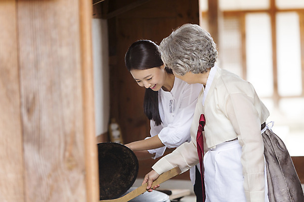 포토 JPG 여자 노년 할머니 가족 엄마 요리 서기 웃음 들기 사람 동양인 상반신 성인 두명 옆모습 아웃포커스 30대 주방 앞치마 한국인 60대 가마솥 한복 며느리 주걱 시어머니 솥뚜껑 음식준비 여자만 성인여자만 성인만 국내포토 한국전통 뷰포인트 관계 모션 주방용품 촬영기법 표정 인종 장년 솥 전통의상 준비 파일형식 시부모님