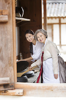 포토 JPG 여자 노년 할머니 가족 엄마 요리 서기 웃음 들기 사람 동양인 상반신 성인 두명 30대 주방 앞치마 한국인 60대 가마솥 한복 며느리 주걱 시어머니 솥뚜껑 음식준비 여자만 성인여자만 성인만 국내포토 한국전통 관계 모션 주방용품 표정 인종 장년 솥 전통의상 준비 파일형식 시부모님