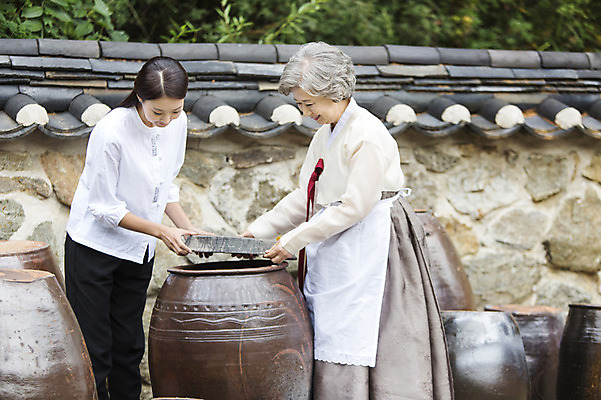 포토 JPG 주간 여자 노년 할머니 가족 엄마 서기 들기 사람 동양인 상반신 성인 야외 두명 30대 앞치마 한국인 돌_바위 항아리 60대 한복 며느리 시어머니 여자만 성인여자만 성인만 국내포토 자연요소 한국전통 관계 모션 인종 장년 도자기 전통의상 파일형식 시부모님