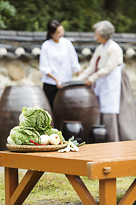 포토 JPG 주간 여자 채소 식재료 가족 고추 양파 사람 야외 두명 아웃포커스 바구니 항아리 배추 평상 김장 파 김장재료 여자만 국내포토 자연요소 관계 촬영기법 도자기 파일형식