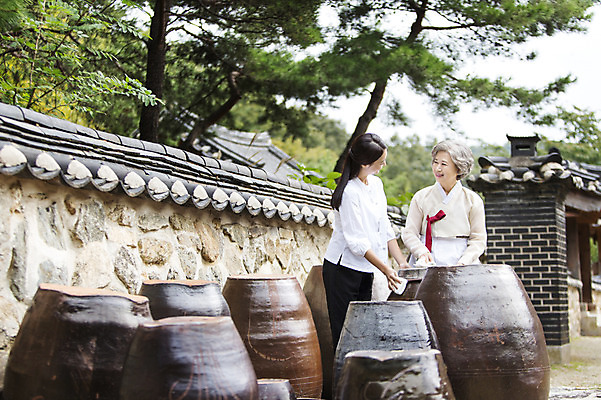 포토 JPG 주간 여자 노년 할머니 가족 엄마 서기 웃음 사람 동양인 상반신 성인 야외 두명 30대 마주보기 한국인 항아리 60대 한복 며느리 닦기 시어머니 여자만 성인여자만 성인만 국내포토 자연요소 한국전통 관계 모션 표정 인종 장년 도자기 전통의상 파일형식 시부모님