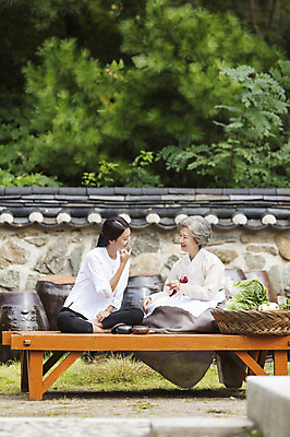 포토 JPG 주간 여자 노년 할머니 식재료 가족 엄마 웃음 사람 앉기 동양인 성인 야외 두명 30대 바구니 마주보기 한국인 항아리 60대 한복 먹기 며느리 평상 김장 시어머니 김장재료 여자만 성인여자만 성인만 국내포토 자연요소 한국전통 관계 모션 표정 인종 장년 도자기 전통의상 파일형식 시부모님