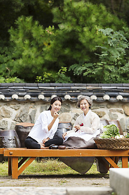 포토 JPG 주간 여자 노년 할머니 식재료 가족 엄마 웃음 사람 앉기 동양인 성인 야외 두명 30대 바구니 한국인 항아리 60대 한복 먹기 며느리 평상 김장 시어머니 김장재료 여자만 성인여자만 성인만 국내포토 자연요소 한국전통 관계 모션 표정 인종 장년 도자기 전통의상 파일형식 시부모님