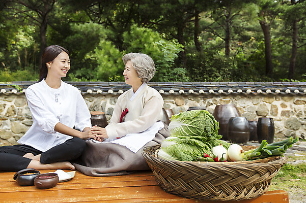 포토 JPG 주간 여자 노년 할머니 식재료 가족 고추 엄마 양파 웃음 사람 앉기 동양인 성인 야외 두명 30대 바구니 마주보기 손잡기 한국인 항아리 60대 한복 배추 며느리 평상 김장 파 시어머니 김장재료 여자만 성인여자만 성인만 국내포토 자연요소 한국전통 채소 관계 모션 표정 인종 장년 도자기 전통의상 파일형식 시부모님