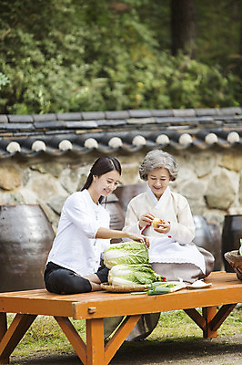 포토 JPG 주간 전신 한국전통 여자 노년 할머니 식재료 가족 엄마 양파 웃음 사람 앉기 동양인 성인 야외 두명 아웃포커스 30대 앞치마 한국인 60대 한복 배추 며느리 평상 김장 파 시어머니 김장재료 여자만 성인여자만 성인만 국내포토 자연요소 전통 채소 관계 모션 한국 촬영기법 표정 인종 장년 전통의상 파일형식 시부모님