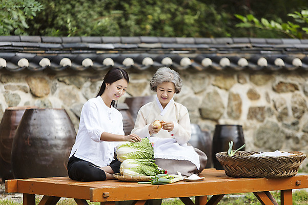 포토 JPG 주간 전신 한국전통 여자 노년 할머니 식재료 가족 엄마 양파 웃음 사람 앉기 동양인 성인 야외 두명 30대 바구니 앞치마 한국인 60대 한복 배추 며느리 평상 김장 파 시어머니 김장재료 여자만 성인여자만 성인만 국내포토 자연요소 전통 채소 관계 모션 한국 표정 인종 장년 전통의상 파일형식 시부모님