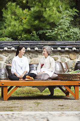 포토 JPG 주간 전신 한국전통 여자 노년 할머니 식재료 가족 엄마 김치 웃음 사람 앉기 동양인 성인 야외 두명 앞모습 30대 바구니 마주보기 앞치마 한국인 60대 한복 며느리 평상 김장 파 시어머니 김장재료 여자만 성인여자만 성인만 국내포토 자연요소 전통 한식 뷰포인트 채소 관계 모션 한국 표정 인종 장년 전통의상 파일형식 시부모님