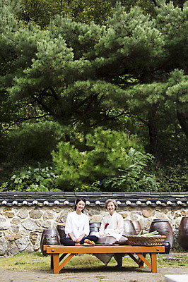 포토 JPG 주간 전신 나무 식물 한국전통 여자 노년 할머니 식재료 가족 엄마 김치 웃음 사람 앉기 동양인 성인 야외 두명 앞모습 30대 담장 한국인 60대 한복 며느리 배추김치 평상 김장 시어머니 김장재료 여자만 성인여자만 성인만 국내포토 자연요소 전통 한식 뷰포인트 관계 모션 한국 표정 인종 장년 전통의상 파일형식 시부모님