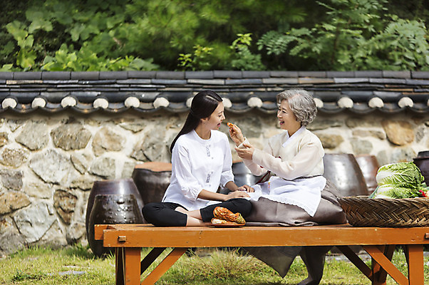 포토 JPG 주간 전신 한국전통 여자 노년 할머니 식재료 가족 엄마 김치 웃음 사람 앉기 동양인 성인 야외 두명 앞모습 30대 바구니 앞치마 한국인 60대 한복 먹여주기 배추 며느리 배추김치 평상 김장 시어머니 김장재료 여자만 성인여자만 성인만 국내포토 자연요소 전통 한식 뷰포인트 채소 관계 모션 한국 표정 인종 장년 전통의상 먹기 파일형식 시부모님