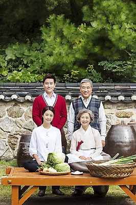 포토 JPG 주간 여자 할아버지 노년 남자 할머니 식재료 가족 엄마 서기 웃음 사람 앉기 동양인 여러명 상반신 성인 야외 앞모습 30대 한국인 아빠 60대 며느리 평상 김장 사위 시어머니 김장재료 시아버지 성인만 국내포토 자연요소 뷰포인트 다수 관계 모션 표정 인종 장년 파일형식 시부모님