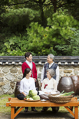 포토 JPG 주간 여자 할아버지 노년 남자 할머니 식재료 가족 엄마 서기 웃음 사람 앉기 동양인 여러명 상반신 성인 야외 앞모습 30대 마주보기 한국인 아빠 60대 며느리 평상 김장 사위 시어머니 김장재료 시아버지 성인만 국내포토 자연요소 뷰포인트 다수 관계 모션 표정 인종 장년 파일형식 시부모님