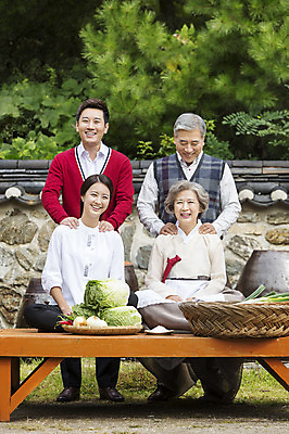 포토 JPG 주간 여자 할아버지 노년 남자 할머니 식재료 가족 엄마 서기 웃음 사람 앉기 동양인 여러명 상반신 성인 야외 앞모습 30대 한국인 아빠 60대 며느리 평상 김장 사위 시어머니 김장재료 시아버지 성인만 국내포토 자연요소 뷰포인트 다수 관계 모션 표정 인종 장년 파일형식 시부모님