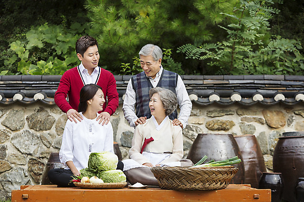 포토 JPG 주간 여자 할아버지 노년 남자 할머니 식재료 가족 엄마 서기 웃음 사람 앉기 동양인 여러명 상반신 성인 야외 앞모습 30대 마주보기 한국인 아빠 60대 며느리 평상 김장 사위 시어머니 김장재료 시아버지 성인만 국내포토 자연요소 뷰포인트 다수 관계 모션 표정 인종 장년 파일형식 시부모님