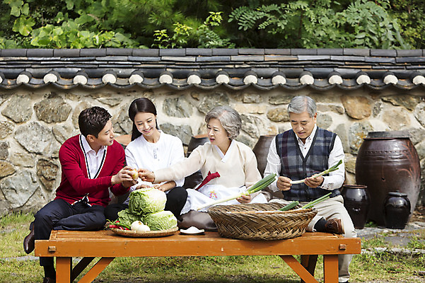 포토 JPG 주간 여자 할아버지 노년 남자 할머니 식재료 가족 엄마 사람 앉기 동양인 여러명 상반신 성인 야외 앞모습 30대 한국인 아빠 60대 며느리 평상 김장 사위 시어머니 김장재료 시아버지 성인만 국내포토 자연요소 뷰포인트 다수 관계 모션 인종 장년 파일형식 시부모님