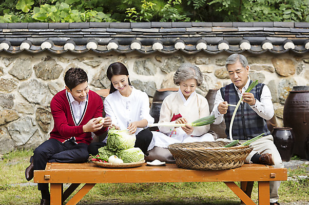 포토 JPG 주간 여자 할아버지 노년 남자 할머니 식재료 가족 엄마 웃음 사람 앉기 동양인 여러명 상반신 성인 야외 앞모습 30대 한국인 아빠 60대 며느리 평상 김장 사위 시어머니 김장재료 시아버지 성인만 국내포토 자연요소 뷰포인트 다수 관계 모션 표정 인종 장년 파일형식 시부모님