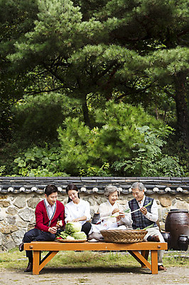 포토 JPG 주간 나무 식물 여자 할아버지 노년 남자 할머니 식재료 가족 엄마 웃음 사람 앉기 동양인 여러명 상반신 성인 야외 앞모습 30대 한국인 아빠 60대 며느리 평상 김장 사위 시어머니 김장재료 시아버지 성인만 국내포토 자연요소 뷰포인트 다수 관계 모션 표정 인종 장년 파일형식 시부모님