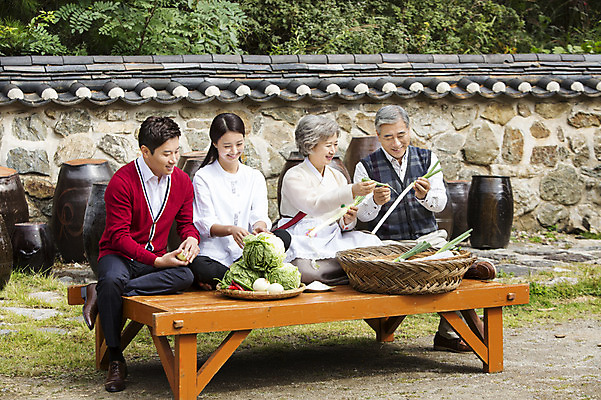 포토 JPG 주간 전신 여자 할아버지 노년 남자 할머니 식재료 가족 엄마 웃음 사람 앉기 동양인 여러명 상반신 성인 야외 30대 한국인 아빠 60대 며느리 평상 김장 사위 시어머니 김장재료 시아버지 성인만 국내포토 자연요소 다수 관계 모션 표정 인종 장년 파일형식 시부모님
