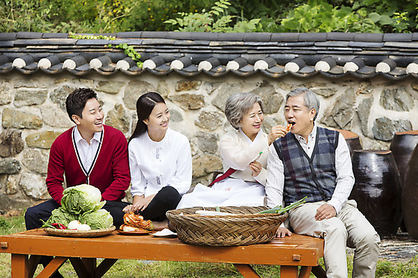 포토 JPG 주간 여자 할아버지 노년 남자 할머니 식재료 가족 엄마 김치 웃음 사람 앉기 동양인 여러명 상반신 성인 야외 앞모습 30대 한국인 아빠 60대 먹여주기 며느리 평상 김장 사위 시어머니 김장재료 시아버지 성인만 국내포토 자연요소 한식 뷰포인트 다수 관계 모션 표정 인종 장년 먹기 파일형식 시부모님