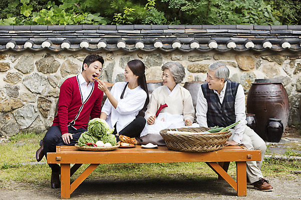 포토 JPG 주간 전신 여자 할아버지 노년 남자 할머니 식재료 가족 엄마 김치 웃음 사람 앉기 동양인 여러명 상반신 성인 야외 앞모습 30대 한국인 아빠 60대 먹여주기 며느리 평상 김장 사위 시어머니 김장재료 시아버지 성인만 국내포토 자연요소 한식 뷰포인트 다수 관계 모션 표정 인종 장년 먹기 파일형식 시부모님