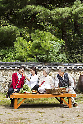 포토 JPG 주간 할아버지 노년 전통문화 할머니 식재료 가족 엄마 남편 김치 대가족 앉기 동양인 여러명 성인 야외 30대 바구니 한국인 아내 아빠 60대 먹여주기 배추 평상 김장 김장재료 성인만 국내포토 자연요소 전통 여자 남자 문화 한식 다수 채소 관계 모션 사람 인종 장년 먹기 파일형식