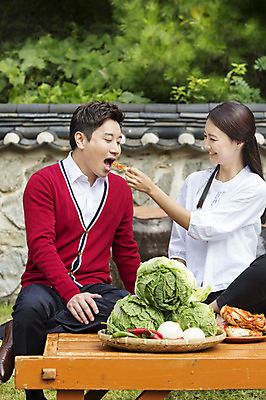 포토 JPG 주간 여자 남자 식재료 가족 고추 엄마 남편 양파 김치 웃음 사람 앉기 동양인 상반신 성인 야외 두명 30대 한국인 아내 아빠 먹여주기 배추 배추김치 평상 김장 김장재료 장년만 성인만 국내포토 자연요소 한식 채소 관계 모션 표정 인종 장년 먹기 파일형식