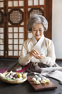 포토 JPG 한국문화 여자 노년 전통문화 할머니 실내 한명 웃음 사람 앉기 동양인 상반신 앞모습 한국인 60대 한복 송편 송편빚기 여자만 여자한명만 노인만 노인여자만 노인여자한명만 국내포토 1 동양문화 한국전통 전통 문화 뷰포인트 모션 떡 한국 표정 인종 성인 내부 추석 전통의상 요리중 성인만 파일형식