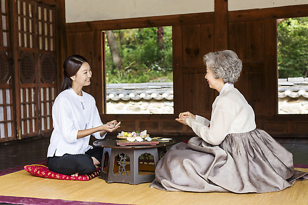 포토 JPG 전신 한국문화 여자 명절 노년 전통문화 할머니 가족 엄마 실내 웃음 사람 앉기 동양인 성인 두명 옆모습 30대 마주보기 추석 한국인 60대 한복 며느리 송편 시어머니 송편빚기 여자만 성인여자만 성인만 국내포토 동양문화 한국전통 전통 기념일 문화 뷰포인트 관계 모션 떡 한국 표정 인종 내부 장년 전통의상 요리중 파일형식 시부모님