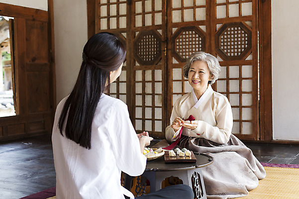 포토 JPG 전신 한국문화 여자 명절 노년 전통문화 할머니 가족 실내 웃음 사람 앉기 동양인 상반신 성인 두명 뒷모습 마주보기 추석 한국인 60대 한복 며느리 송편 시어머니 송편빚기 여자만 성인여자만 노인만 성인만 노인여자만 국내포토 동양문화 한국전통 전통 기념일 문화 뷰포인트 관계 모션 떡 한국 표정 인종 내부 전통의상 요리중 파일형식 시부모님
