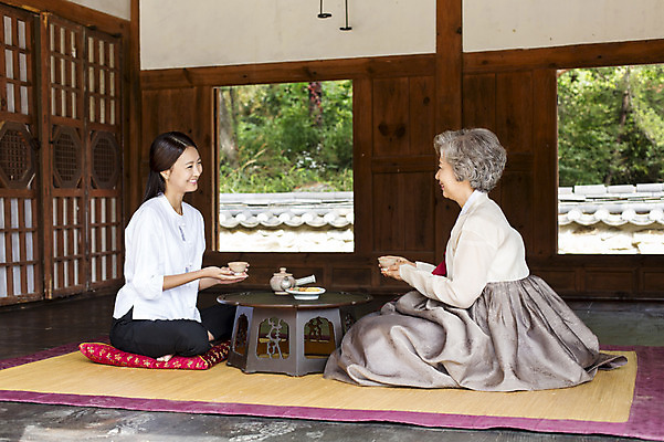 포토 JPG 전신 한국문화 여자 노년 전통문화 할머니 가족 엄마 실내 웃음 들기 사람 앉기 동양인 성인 두명 옆모습 30대 마주보기 한국인 예절 차 60대 찻잔 다도 한복 며느리 시어머니 여자만 성인여자만 성인만 국내포토 동양문화 한국전통 전통 문화 음료 뷰포인트 관계 모션 잔 한국 표정 인종 내부 장년 전통의상 파일형식 시부모님