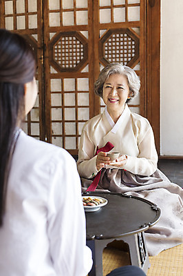 포토 JPG 한국문화 여자 노년 전통문화 할머니 가족 실내 웃음 들기 사람 앉기 동양인 상반신 성인 두명 앞모습 뒷모습 한국인 예절 차 60대 찻잔 다도 한복 며느리 시어머니 여자만 성인여자만 노인만 성인만 노인여자만 국내포토 동양문화 한국전통 전통 문화 음료 뷰포인트 관계 모션 잔 한국 표정 인종 내부 전통의상 파일형식 시부모님