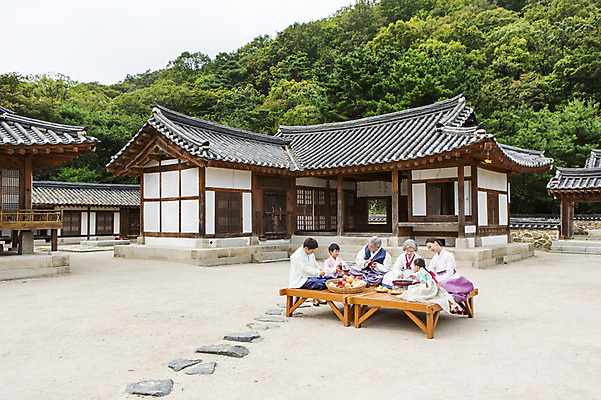 포토 JPG 주간 여자 명절 할아버지 노년 남자 딸 아들 할머니 어린이 과일 가족 엄마 손자 손녀 한옥 대가족 요리 사람 앉기 동양인 여러명 성인 야외 30대 설날 추석 유치원생 한국인 아빠 60대 한복 전 손주 제기_제사 평상 6인가족 닦기 부침 차례준비 국내포토 자연요소 한국전통 전통 기념일 음식 다수 고건축 관계 모션 인종 장년 전통의상 준비 제사용품 파일형식